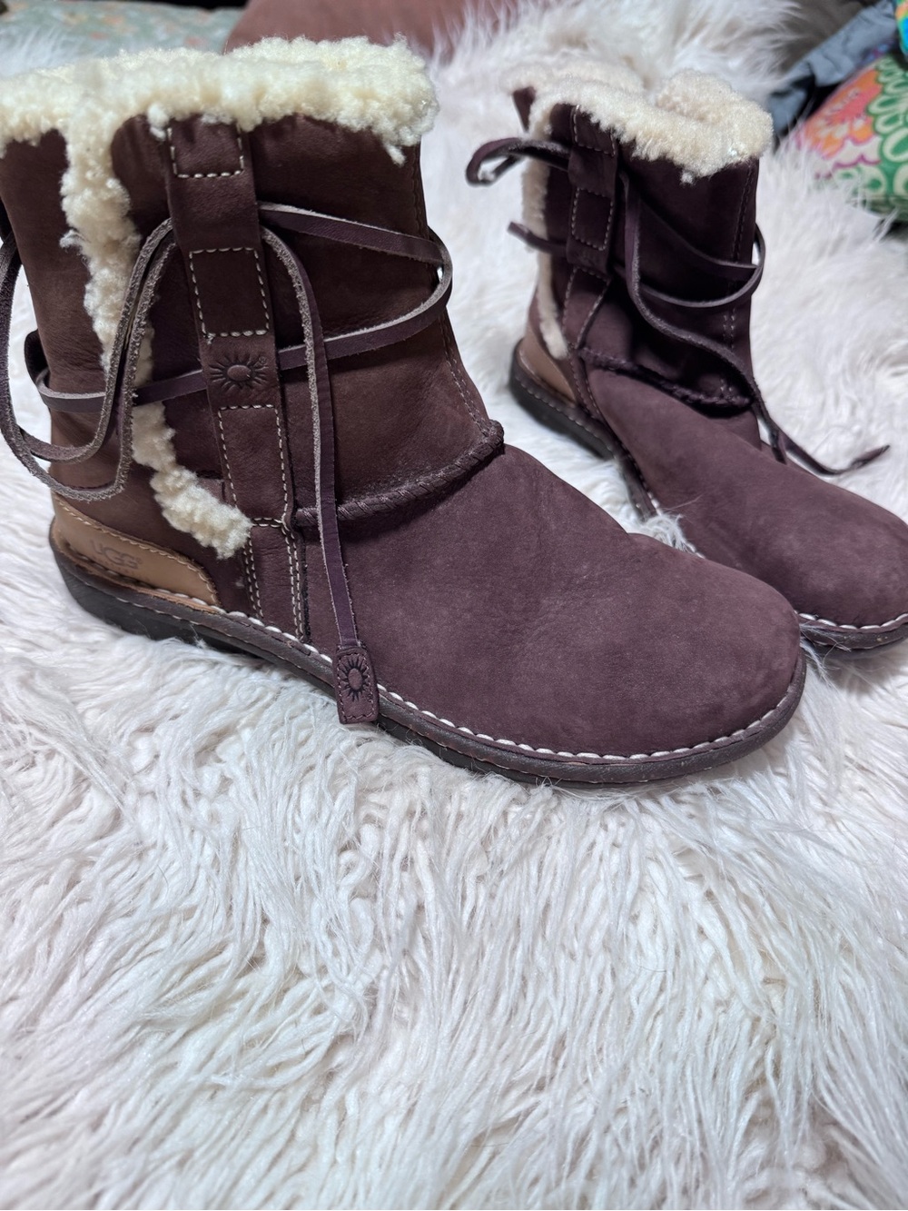 UGG Australia La Jolla lace-up boots featuring shearling lining Size 8 Brown